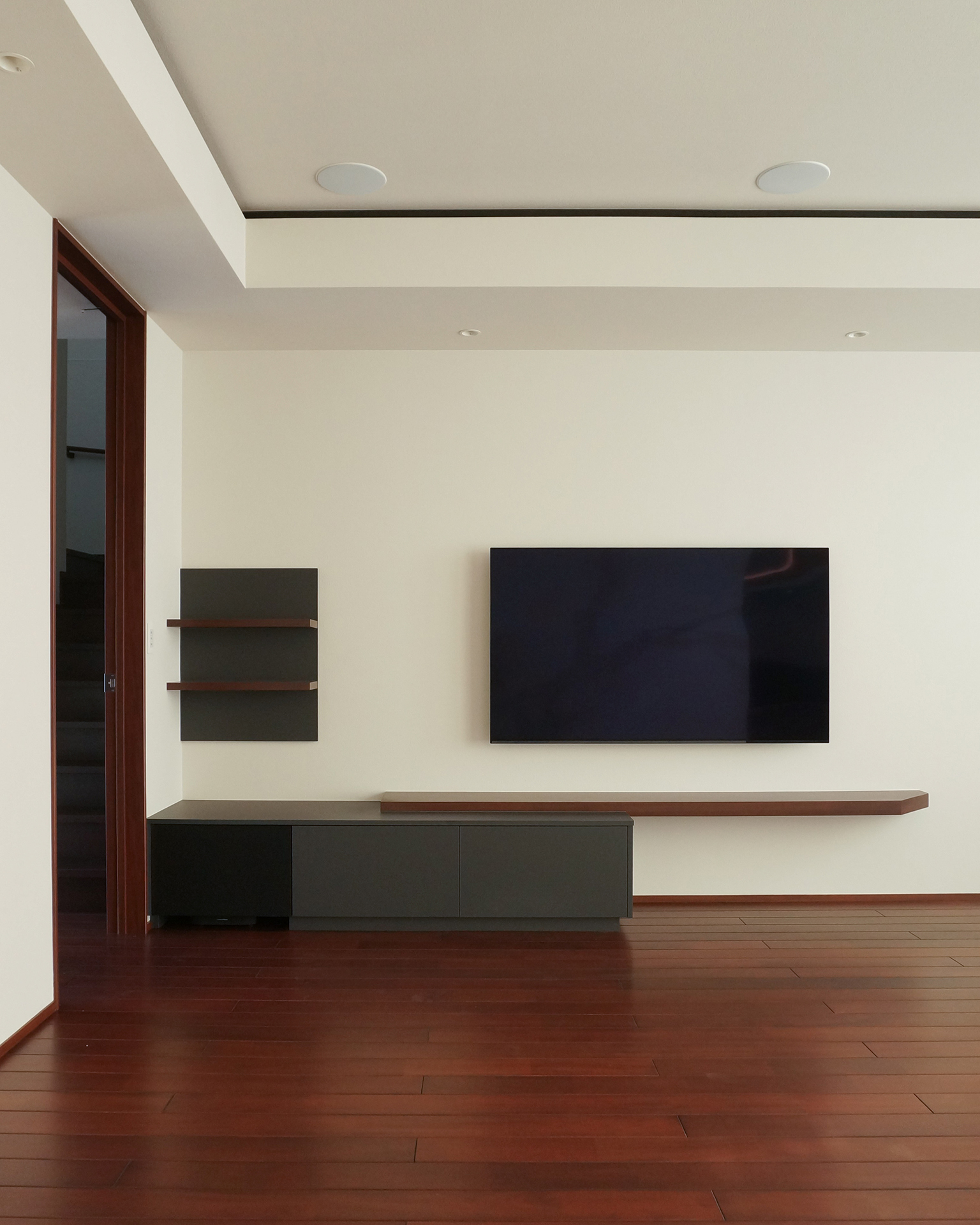 マホガニーで仕上げた上質なテレビボード