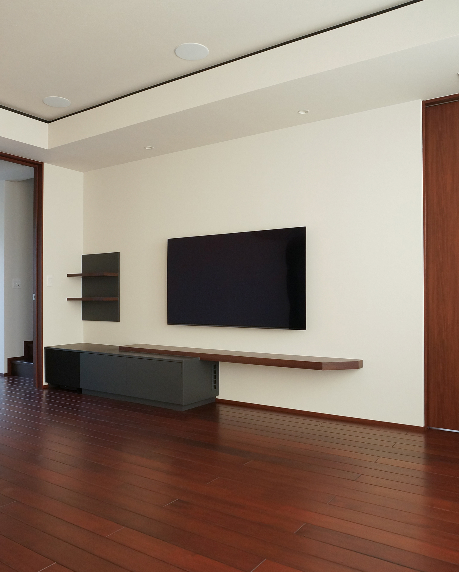 写真：マホガニーで仕上げた上質なテレビボード