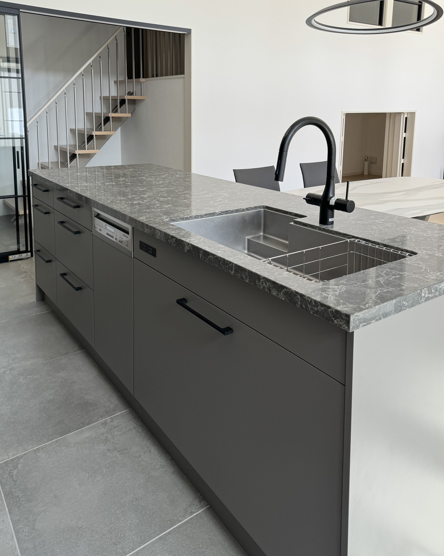 写真:スタイリッシュなグレーインテリア