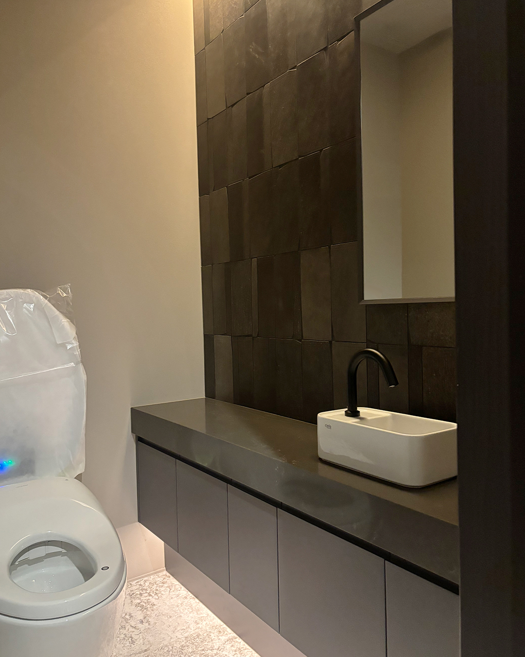 写真:シックで落ち着いたトイレ手洗い