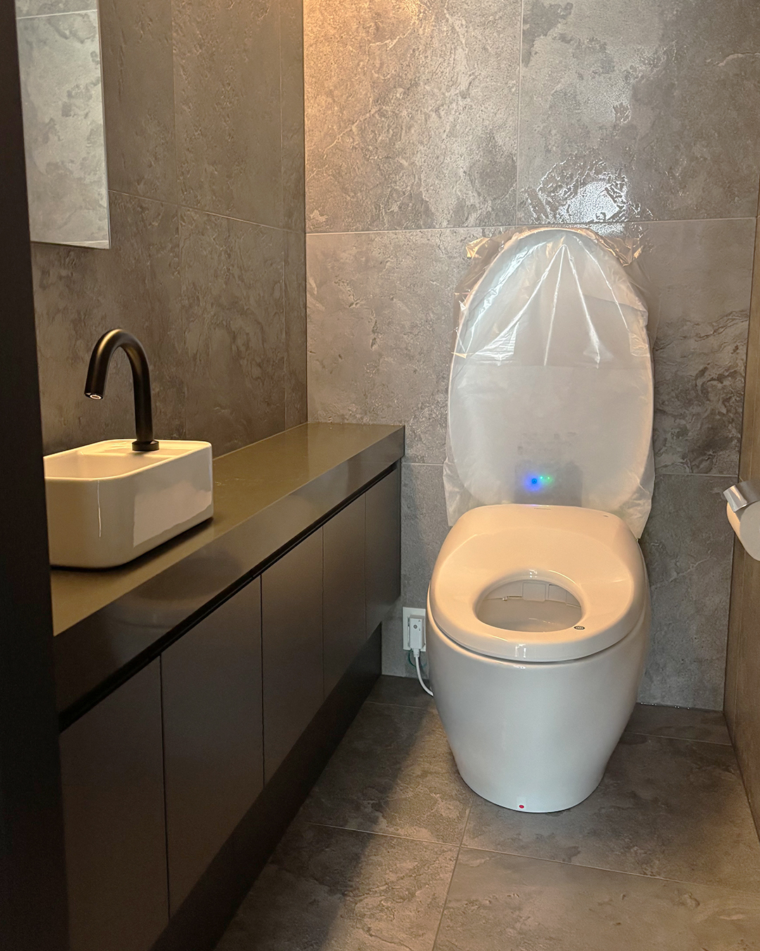 写真:シックで落ち着いたトイレ手洗い
