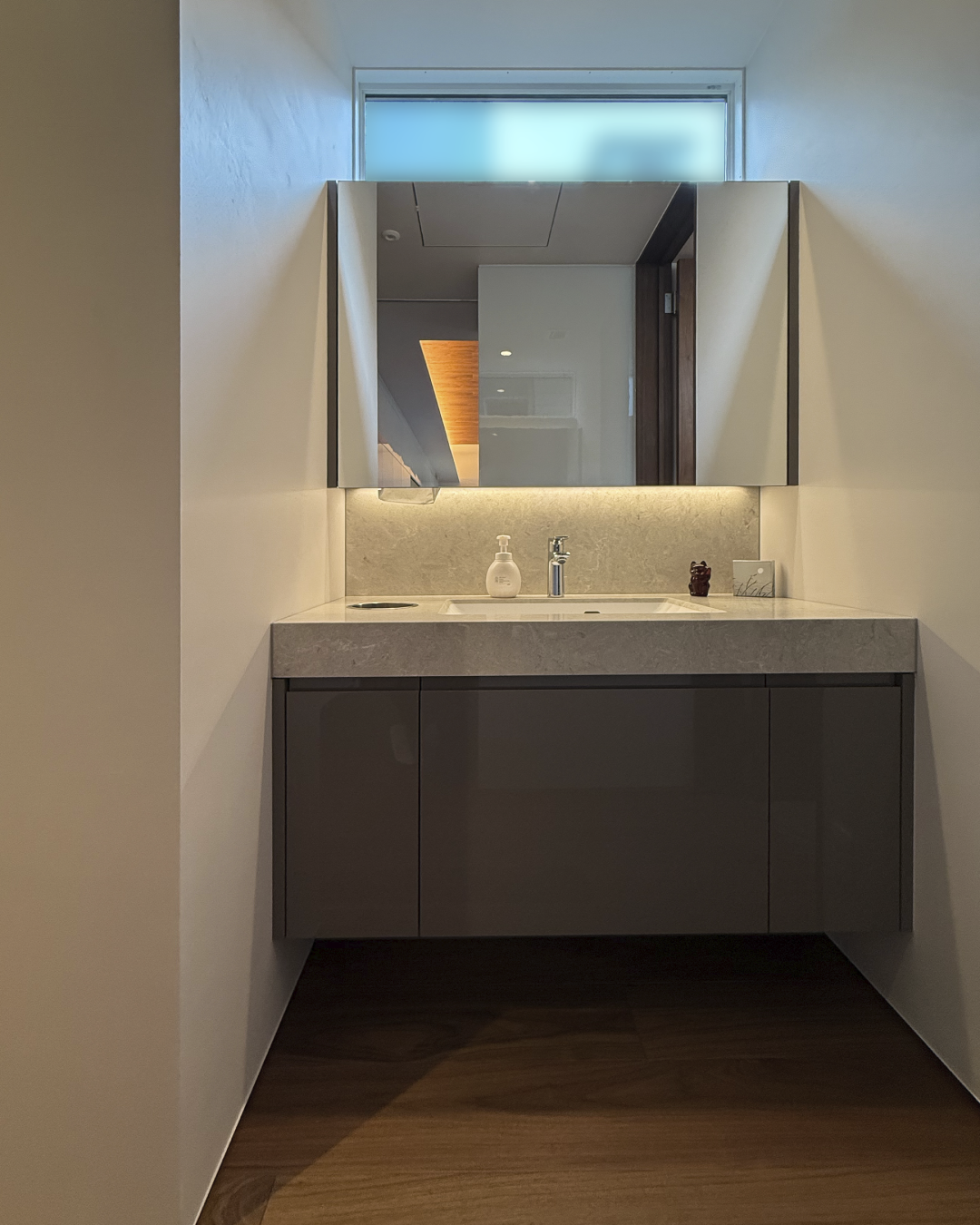 写真:洗練された落ち着きのトイレ手洗い