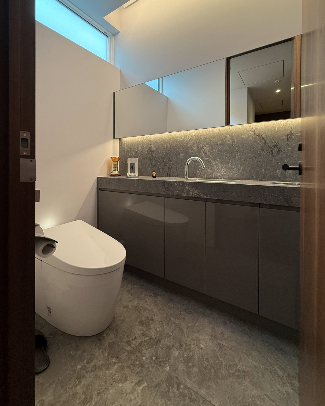 写真:洗練された落ち着きのトイレ手洗い